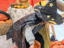 曇蓓漫萬(wàn)圣節cos服裝兒童魔法披風(fēng)裝飾男孩女孩幼兒園服裝扮演出表演服 【黑金魔法師披風(fēng)+帽子套裝】 【均碼適合90-150CM男女同款】 曬單實(shí)拍圖