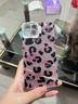 秒揚 時尚閃粉豹紋適用蘋果16ProMax手機殼新款iPhone15Pro鏡頭支架全包14女款防摔13硅膠12高級感 全包鏡頭支架-粉色黑粉豹紋+手鏈 iPhone 12 曬單實拍圖