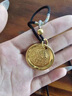 興穎金包銀黃財神吊墜男女款黃金999足金包純銀實(shí)心鏨刻圓牌掛墜項鏈 金1.4克-總重約23克-黃財神吊墜 曬單實(shí)拍圖