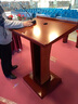 樂(lè)威軒 LWX迎賓臺(tái)講臺(tái)講桌實(shí)木演講臺(tái)會(huì)議室簡(jiǎn)約現(xiàn)代會(huì)議教師移動(dòng)發(fā)言地臺(tái) 紅棕色講臺(tái) 曬單實(shí)拍圖