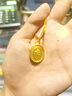 周生生佛有緣阿彌陀佛黃金吊墜 生生有禮足金鏤空橢圓掛墜 94457P計價(jià) 7.92克(含工費1050元) 曬單實(shí)拍圖