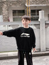LI-NING KIDS李寧兒童衛(wèi)衣男童女大童春秋新款圓領(lǐng)青少年上衣長(zhǎng)袖T恤打底衫 黑色 150 曬單實(shí)拍圖