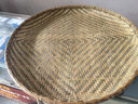 漢水竹城手工竹編 竹制品 竹匾 無(wú)孔有孔竹篩子圓簸箕 晾曬 竹編制品 簸箕 頭層竹皮加二層竹條直徑80厘米 曬單實(shí)拍圖