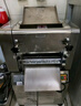 德瑪仕（DEMASHI）包子饅頭壓面機(jī)商用電動(dòng)壓面條機(jī)搟面機(jī)食堂用大型全自動(dòng)壓餃子皮揉面機(jī)不銹鋼 【面皮寬19cm】340KG/H | 配1把方刀 曬單實(shí)拍圖