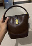 伊梵絡(luò )今年流行小包包女士2026新款秋冬水桶包質(zhì)感小眾設計單肩斜挎包 淺咖 曬單實(shí)拍圖