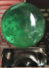 晶凰之羽天然螢石水晶球擺件原石礦手工打磨綠色水晶球辦公桌擺件工藝品 綠色螢石球 直徑4cm送底座 曬單實(shí)拍圖