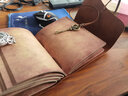 愛(ài)國牛（AIGUONIU） 2022新款頭層牛皮旅行者筆記本記事本復古珍藏手工活頁(yè)本子魔法鑰匙日記本 瘋馬咖色/coffee 曬單實(shí)拍圖