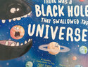 英文原版 There Was a Black Hole that Swallowed the Universe 紙板夜光書 宇宙探秘 有個黑洞吞掉了整個宇宙 少兒知識科普 曬單實拍圖