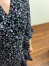 bebe春夏系列女士短款V領(lǐng)荷葉邊收腰印花中袖連衣裙250029 花黑 S 曬單實(shí)拍圖