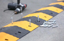 【現貨速發(fā)】公路減速帶道路緩沖帶橡膠家用門(mén)口馬路減震帶路面鑄鋼路障減速壟 橡膠人字形7CM厚+螺絲 曬單實(shí)拍圖