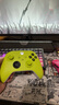 微軟（Microsoft）XBOX手柄Series X/S無(wú)線(xiàn)控制器游戲手柄PC電腦外設steam專(zhuān)用神器 Xbox手柄【電光黃+專(zhuān)用適配器+充電電池】 曬單實(shí)拍圖