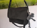 酷咖單肩包男大容量斜挎包可放A4書(shū)本出行郵差包初中高中女大學(xué)生 灰色(帶灰蛙掛件) 曬單實(shí)拍圖