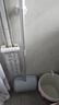 太太樂掃把簸箕套裝家用旋轉(zhuǎn)防風(fēng)防塵梳齒型苕帚掃地掃把兩件裝自動(dòng)回彈 防塵掃把簸箕套裝配拖把夾 1把 曬單實(shí)拍圖