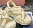 他她（TATA）厚底涼鞋女透氣松糕豬籠鞋沙灘涼鞋WBQ01BL3 米白 38 曬單實拍圖