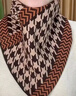 依啟碩女士三角圍巾圍脖新款時(shí)尚2025春秋季護頸頸韓版防寒百搭脖套保暖 三角巾【焦糖千鳥(niǎo)格】 曬單實(shí)拍圖