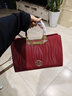 clolv kiss送媽媽生日禮物實(shí)用喜婆婆婚宴包2025新款高貴年輕包40-50歲女士 【專(zhuān)柜高品質(zhì)】酒紅色+絲巾 不規則紋路輕奢婚包大容量單肩斜挎包 曬單實(shí)拍圖