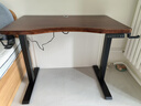 凡積電動(dòng)升降桌電腦桌臺式實(shí)木電競辦公學(xué)習客廳書(shū)桌子工作臺家用臥室 【雙節雙電機】橡膠木桌面+黑腿 100×60×76CM 曬單實(shí)拍圖