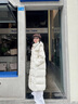 她芙（tafu）品牌女裝羽絨服女長(zhǎng)款2025年冬季新款時(shí)尚氣質(zhì)過(guò)膝連帽白鴨絨外套 米白色 M 建議120-140斤 曬單實(shí)拍圖