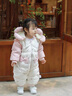 班喜迪嬰兒羽絨服冬季連體衣寶寶衣服白鴨絨嬰幼兒連帽外出加厚抱服秋冬 米色 73cm 充絨量79g 曬單實拍圖
