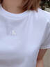 Calvin KleinJeans【不曬系列防曬】夏季女士ck辣妹正肩短款短袖T恤J224364 YAF-馥芮白 S 曬單實(shí)拍圖