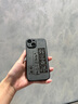素洛蘋(píng)果17Promax諸事皆順皮質(zhì)手機殼iPhone16Pro高級感plus全包15Pro抗指紋14輕奢13國潮浮雕文字保護 膚感皮紋-【錢(qián)途無(wú)限】 iPhone 15 曬單實(shí)拍圖