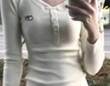 嬌茹妮2025設計感小眾V領(lǐng)長(cháng)袖T恤女春秋內搭短款打底衫美式辣妹修身上衣 杏色 M 曬單實(shí)拍圖