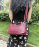 袋鼠卡拉2026新款軟皮斜挎包大容量正品單肩包送中老年母親節時(shí)尚媽媽包潮 酒紅（送禮盒裝+手包卡包） 大包（長(cháng)29-厚13-高17厘米） 曬單實(shí)拍圖