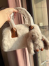 CAMPUSKITTEN秋冬季超火小眾毛茸茸包包女新款毛絨包時(shí)尚百搭斜挎手提包毛毛包 白色有掛件 曬單實(shí)拍圖