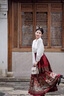 領(lǐng)季（Lingtos）馬面裙國風(fēng)新中式游龍?zhí)ぱ┟髦品聤y花漢服女飛機袖春秋套裝連衣裙 白色上衣+紅色馬面裙 M 曬單實拍圖