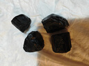 托瑪琳電氣石碎石黑碧璽原石礦物標本擺件水晶原石鋪魚(yú)缸石頭 3-6cm 100g 曬單實(shí)拍圖