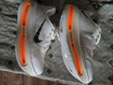 耐克頂級邁柔男子透氣輕便跑步鞋冬季新款專業(yè)NIKE VOMERO IQ4035 100帆白/黑/椰奶色/荷蘭橙 42 曬單實拍圖
