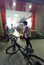 鳳凰山地自行車成年人男女學(xué)生軸承油壓碟剎鋁合金車架山地車 灰色/全軸承/輻條輪 27.5英寸/24速禧瑪諾指撥/線碟剎 曬單實拍圖