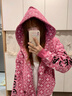 索菲堡美式高街復古哥特字母滿(mǎn)印開(kāi)衫衛衣女秋季寬松連帽設計感小眾外套 玫紅色 L 曬單實(shí)拍圖