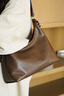 OMI歐米頭層牛皮真皮女包復古單肩包托特包通勤百搭女士腋下包可斜跨 美拉德棕 曬單實(shí)拍圖