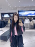 CHUU字母貼布短外套女2025秋季新品機(jī)車(chē)風(fēng)撞色拼接仿PU皮衣上衣 粉色 均碼 曬單實(shí)拍圖