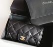 香奈兒（Chanel）錢(qián)包男女同款 經(jīng)典翻蓋零錢(qián)包顆粒紋小牛皮卡包 禮盒節日送禮 Y01864-C3906黑金 11*2*7.5cm 曬單實(shí)拍圖