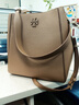 湯麗柏琦（Tory Burch）TB女包 湯麗柏琦新款女士MCGRAW中號變形水桶包單肩斜挎包女包 提拉米蘇色158499 227 曬單實(shí)拍圖