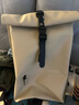 Rains卷頂包男女雙肩包騎行登山背包Rolltop Rucksack /13320 沙礫棕 One Size 曬單實(shí)拍圖