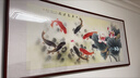 派旦仙夢(mèng)九魚(yú)圖壁畫(huà)臥室荷花風(fēng)水畫(huà)客廳裝飾畫(huà)年年有余餐廳掛畫(huà)辦公室字畫(huà) 九魚(yú)聚財圖 120*40cm【油畫(huà)布+有機玻璃】 雅致紅木實(shí)木框 曬單實(shí)拍圖