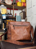 ANDSEEYOU 斜挎包男 真皮單肩電腦包大容量郵差包牛皮休閑商務(wù)通勤上班背包 復古棕 14英寸 曬單實(shí)拍圖