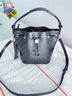 Tory Burch 湯麗柏琦 T MONOGRAM 斜挎水桶可可包TB 168805 黑咖色 200 OS 曬單實(shí)拍圖