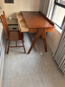 南宜實(shí)木書(shū)桌家用北歐小戶(hù)型帶書(shū)架抽屜寫(xiě)字臺筆記本電腦書(shū)房辦公家具 1米書(shū)桌+1張20#皇冠椅 中古色 曬單實(shí)拍圖