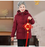 雅鹿中老年羽絨服女2025新款媽媽裝短款連帽加厚老年人奶奶羽絨服外套 紅色（可拆卸連帽） 4XL （建議130-140斤） 曬單實拍圖