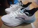 安踏男鞋運動(dòng)鞋子男春夏季新款男士減震跑步鞋休閑鞋網(wǎng)面鞋透氣旅游鞋 象牙白/灰霧藍 42 曬單實(shí)拍圖