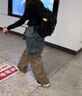 Doughnut Macaroon 甜甜圈純黑男女戶(hù)外旅行書(shū)包輕便雙肩包 16L 曬單實(shí)拍圖