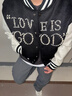 YSTYLR輕奢潮牌GOODBRAND春秋季Love is good標(biāo)語(yǔ)棒球服男女情侶裝上衣 黑色 M 曬單實(shí)拍圖