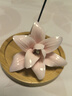 東方泥土陶瓷玉蘭花高端藝術(shù)香插香座線香底座香爐香盤托香器禪意家用室內(nèi) 玉蘭花香插.粉色【含竹底座】 曬單實(shí)拍圖