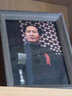 語(yǔ)森憶偉人毛主席畫(huà)像擺件掛畫(huà)有框帶框毛畫(huà)像照片海報相框擺件 毛主席在慶祝開(kāi)國大典-榆木色 獨立小號(17*22cm) 曬單實(shí)拍圖