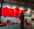 優(yōu)悅夢洛 定制開業(yè)紅綢布剪彩招牌揭幕紅布喜事結(jié)婚紅布加密亮面綢緞布大紅色布料3米加寬表演道具紅綢布料 1.5米寬 一件=一米長 連拍不裁開 曬單實拍圖
