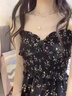 矜持范黑色碎花連衣裙女裝夏季2025新款閨蜜設(shè)計(jì)感收腰顯瘦開叉方領(lǐng)裙子 碎花吊帶裙 M 90-100斤 曬單實(shí)拍圖